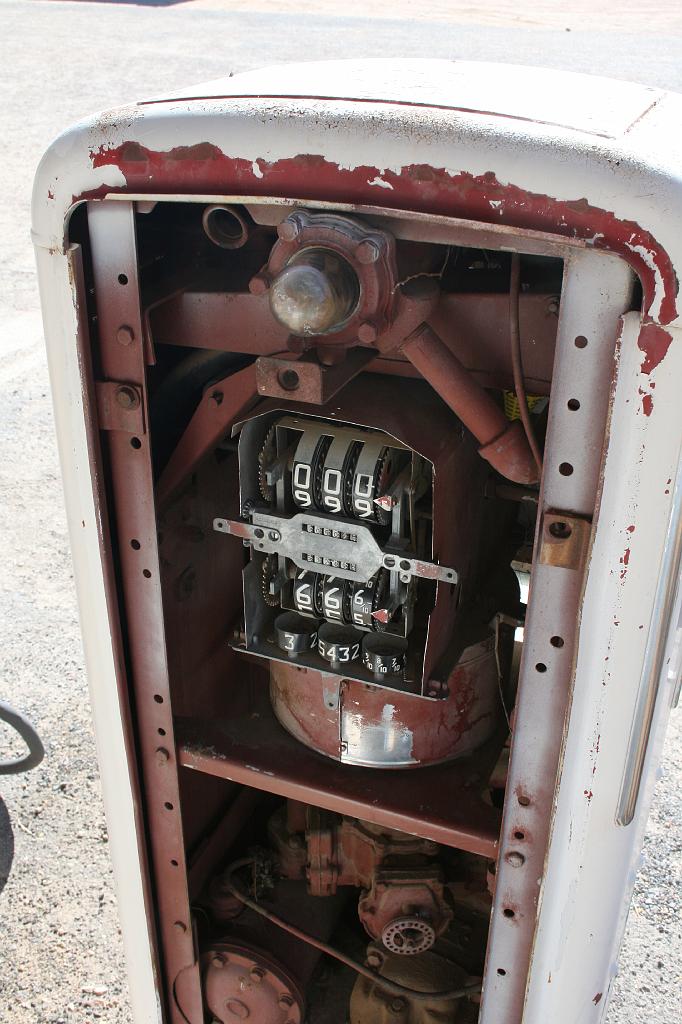 20081024 Route 66 044.jpg - Hackberry - Probably won't give you any gas anymore.